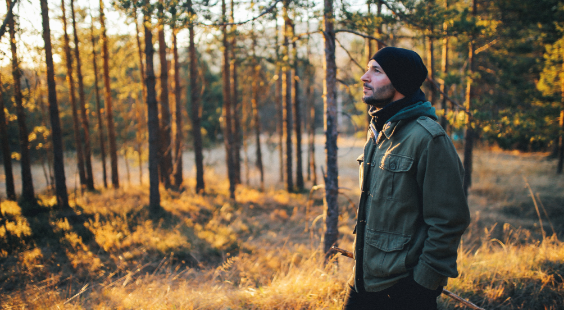 Homme regarde au loin